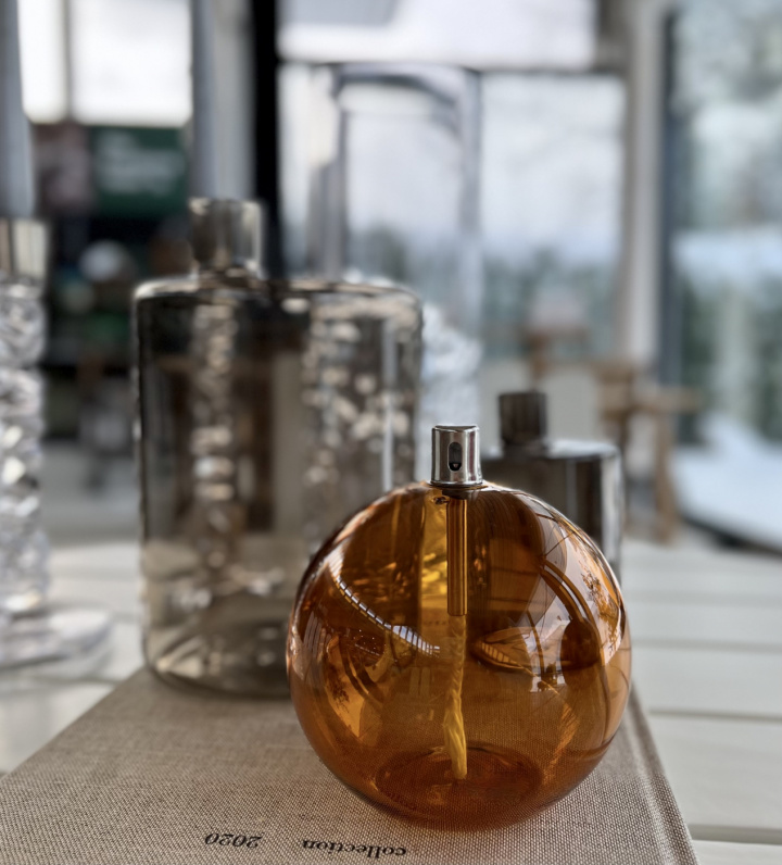 Oljelampa Sphere, M - light amber i gruppen Inredning / Dekoration / Oljelampor hos Sommarboden i Höllviken AB (21-1821M-LAMB)
