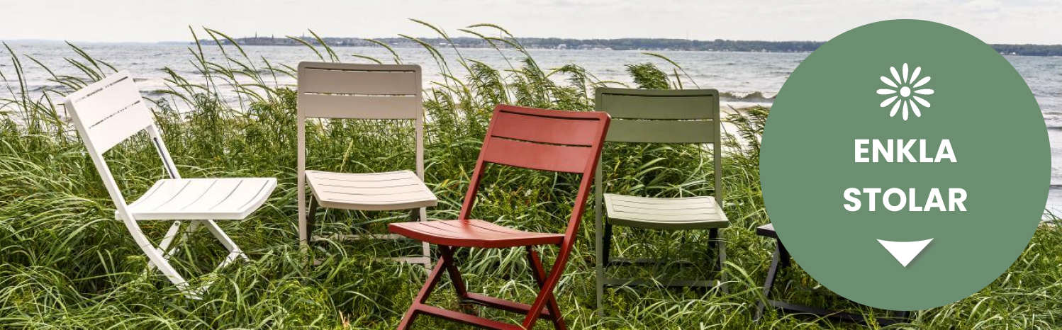 Färglada stolar utan karm vid stranden