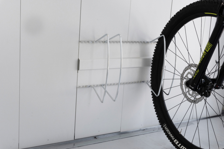 Neo cykelhållare till trädgårdsskjul i gruppen Dynor / Dynboxar & Förvaringslådor hos Sommarboden i Höllviken AB (49032-BH)